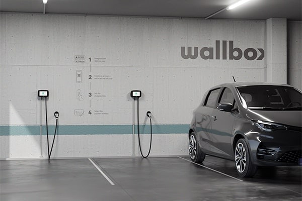 Töltés parkolóban Elektromos autó töltése parkolóban