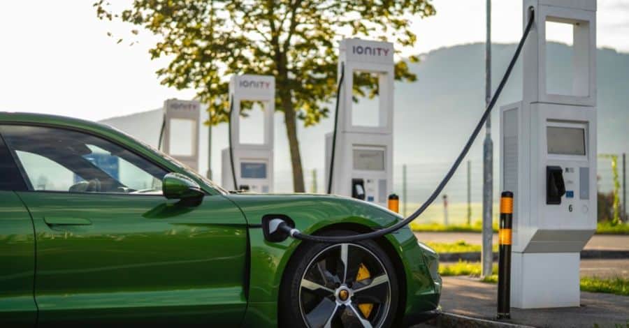 porsche-taycan-tolton-index elektromos autó töltése nyilvános helyen