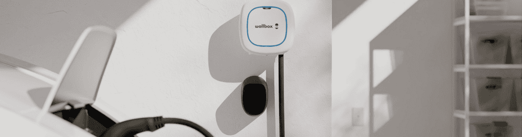 wallbox pulsar max fehér fali töltő autók mellett akár 3,7 kw kwh, 11 kw, vagy 22 kw-os töltők amik könnyedén feltöltik az elektromos autó akkumulátorát