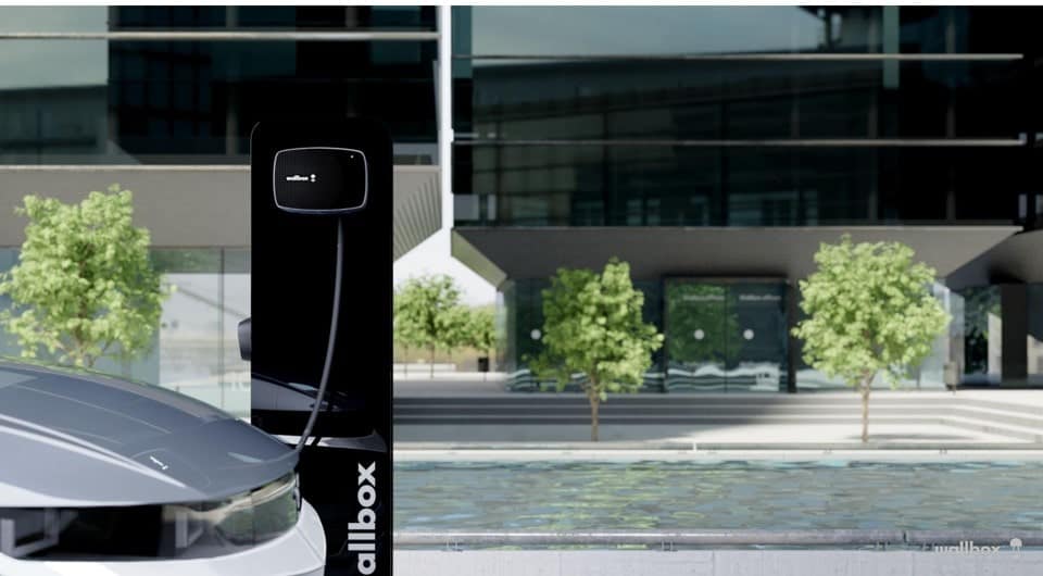 Wallbox Commander 2s hatter4-min Wallbox commander 2s elektomos autó fali tötő