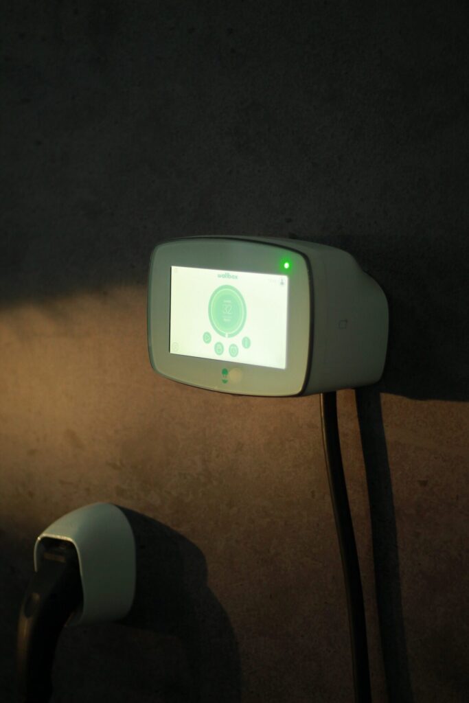 Wallbox elektromos autó otthoni fali töltő commander 2 elektromos autó töltése otthon, elektromos autó töltő segítségével akár 22 kw os elektromos autó otthoni töltő type 1, vagy type 2 kábelel. legoptimálisabb töltési idő otthon elektromos autó töltő, elektromos autó otthoni töltés type 1, vagy tpye 2, 11 kw vagy akár 22 kw töltéssel. hatékony töltés otthoni töltés esetén