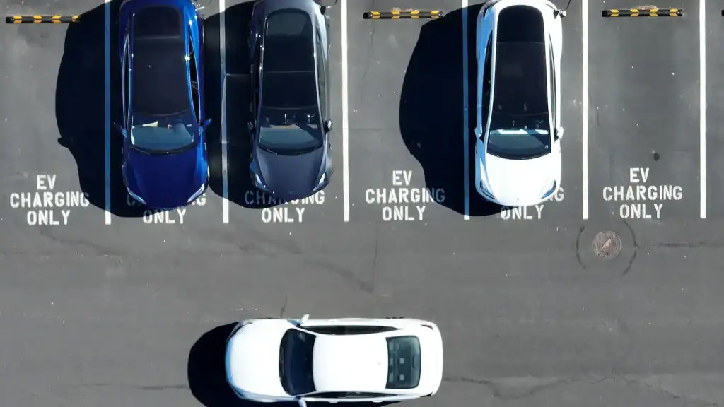 zöld rendszám előnyei 2025,tisztán elektromos,zöld rendszámot,5p és 5n,2025 január 1,regisztrációs adó,zöld rendszámmal