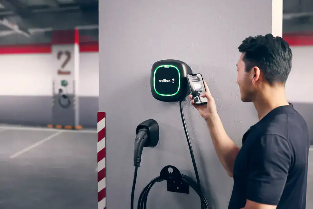 Wallbox pulsar plus vs Wallbox Pulsar Max (1) wallbox pulsar max telefonos kezelése, telefonról irányítja a töltőt, A wallbox töltőt telefonról lehet elindítani, max 22 kw teljesítménnyel tud tölteni,